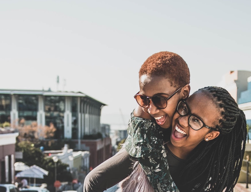 Deux filles souriant enlacées